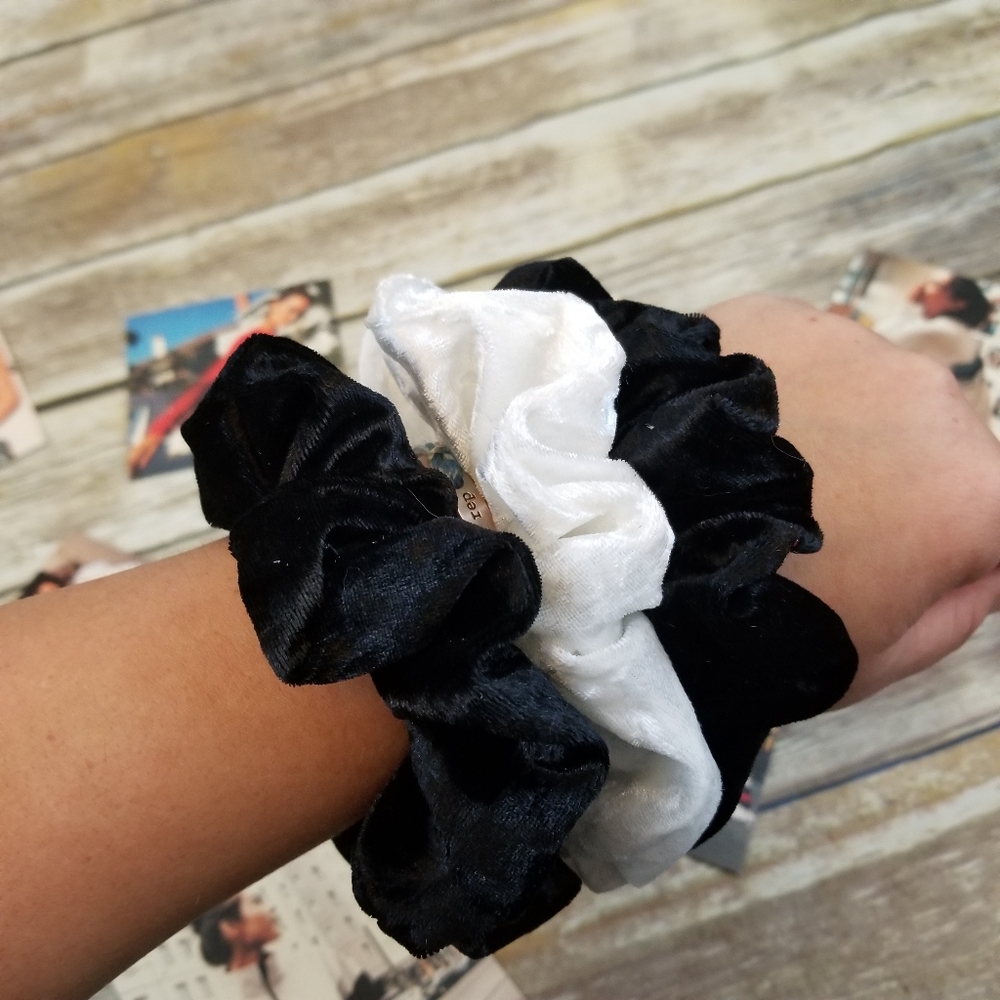 Brandy Melville Photo + 3pcs Velvet Scrunchy BLACK - Picture 2 of 5